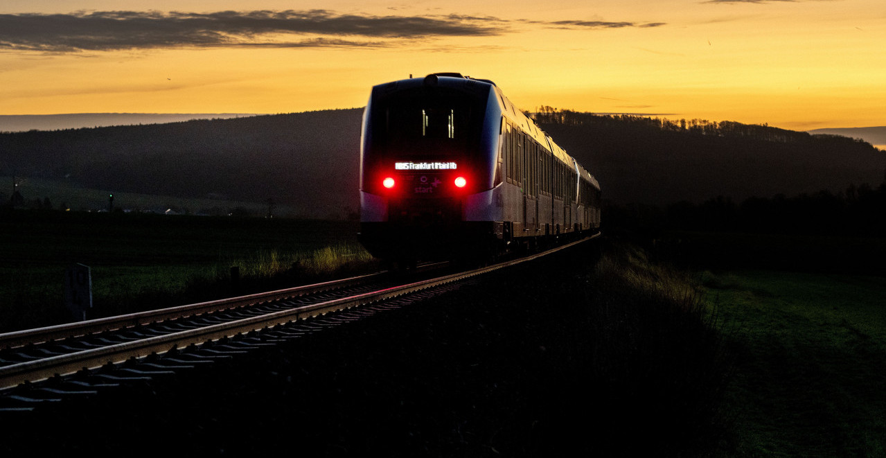Stablo PALO na dalekovod: Prekid u saobraćaju na pruzi Beograd-Bar kod Požege