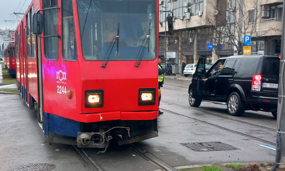 Sudar automobila i TRAMVAJA u Beogradu, povređen muškarac