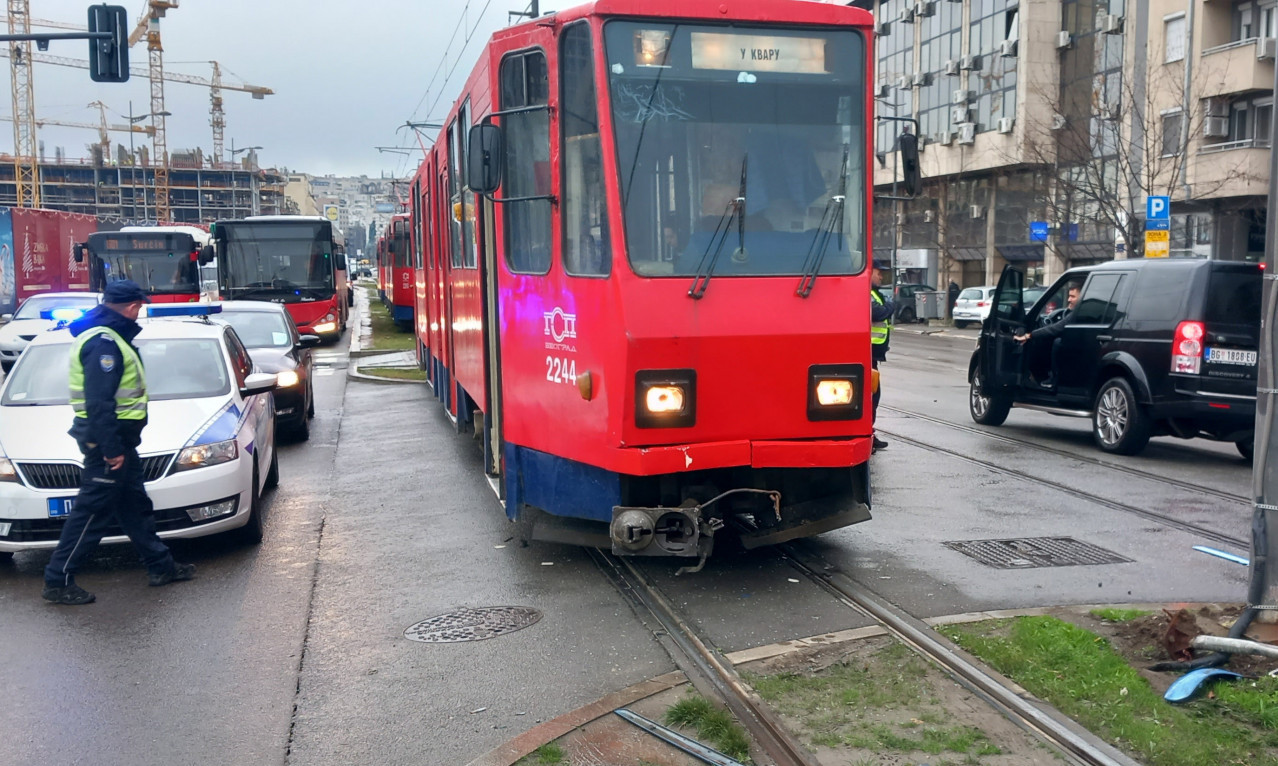 Sudar automobila i TRAMVAJA u Beogradu, povređen muškarac