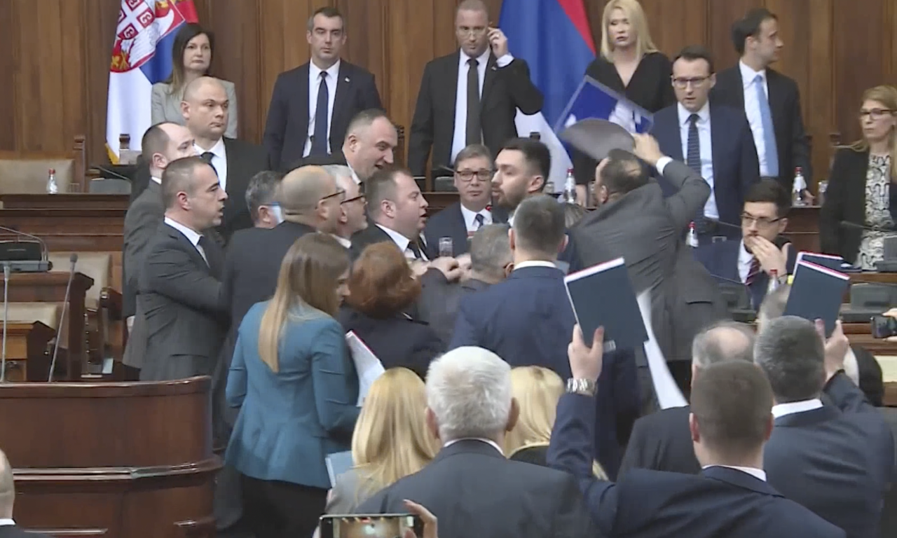 INCIDENT U SKUPŠTINI: Koškanje i guranje poslanika prekinulo obraćanje predsednika Vučića