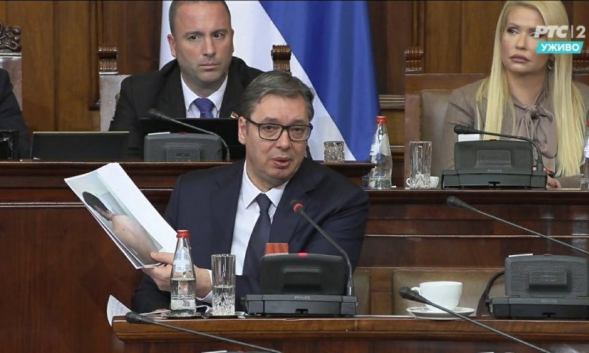 Albanci NOŽEM NAPALI Srbina na KOSMETU: Vučić na sednici Skupštine pokazao STRAŠNE slike