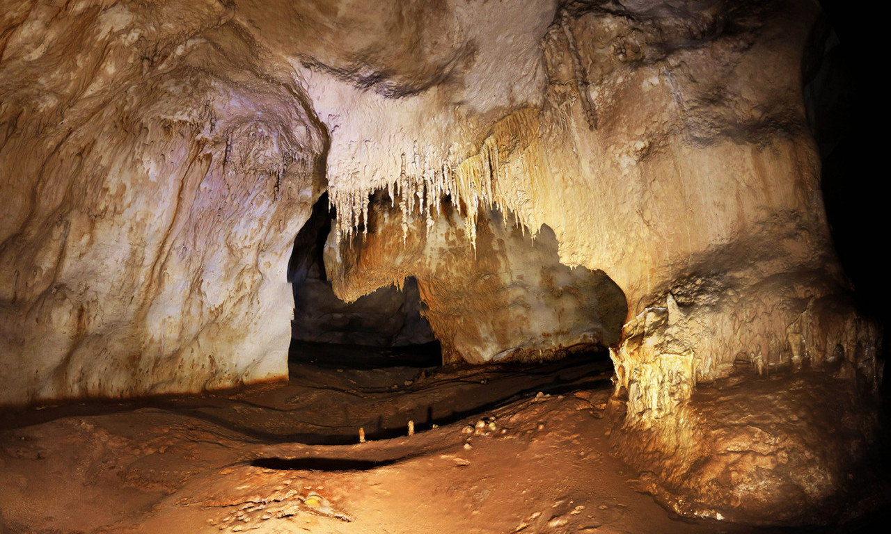 DRAMA U SLOVENIJI: U pećini povređena žena speleolog, U TOKU AKCIJA SPASAVANJA