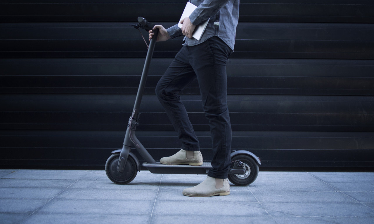 KRAJ ZA BAHATE VOZAČE: Stigla nova pravila za električna vozila! Šta se menja i ko će morati da ima nalepnicu?