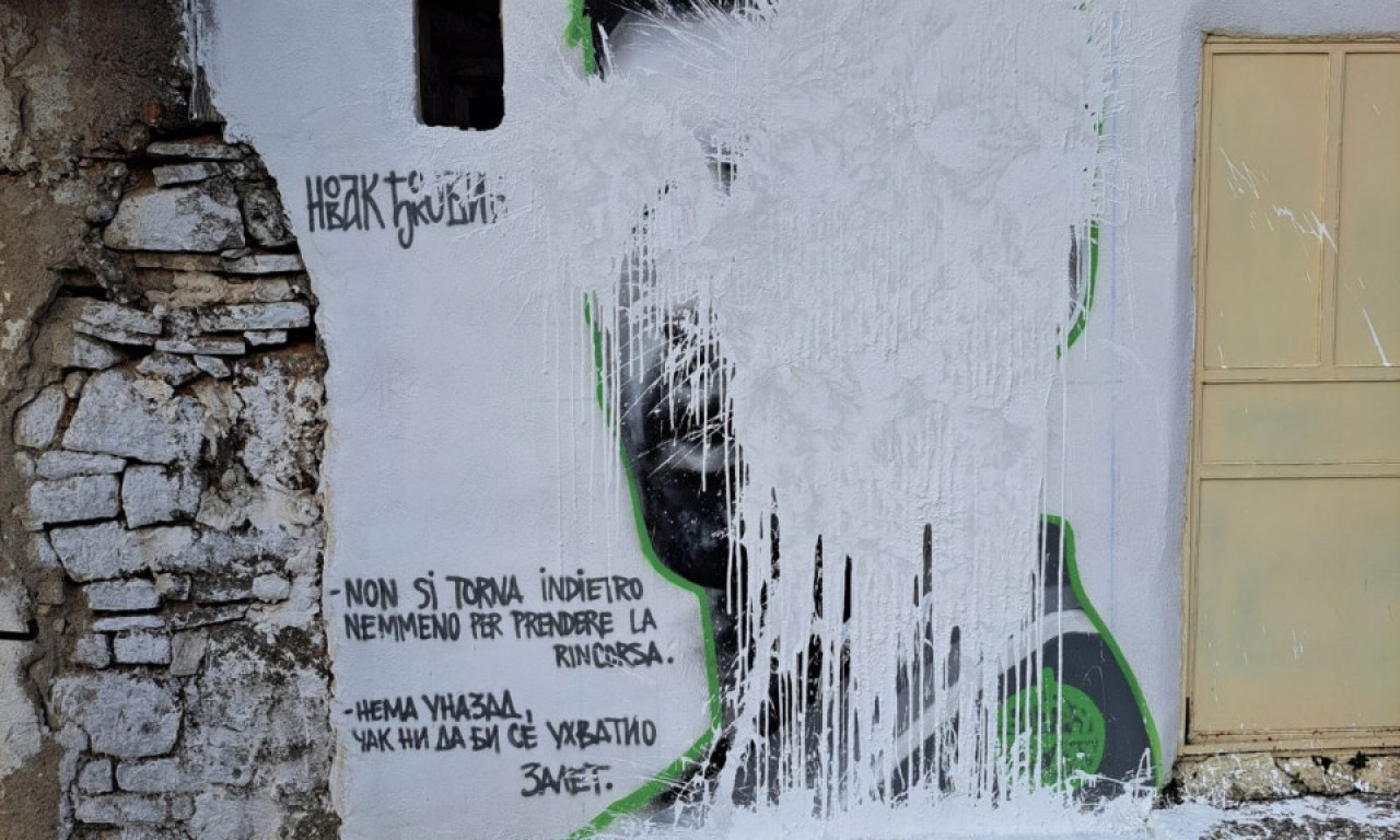 Kad nemaju svoje, UNIŠTAVAJU TUĐE: Na mural NOVAKA ĐOKOVIĆA u Orahovcu bačena bela farba