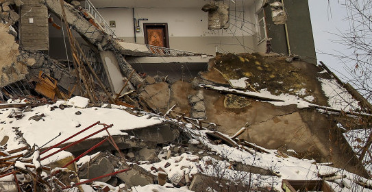 CELA ULICA POD NAPONOM, SKELA PALA NA TRAMVAJSKU ŽICU Pogledajte prvi snimak ruševine u ulici Džordža Vašingtona (VIDEO)