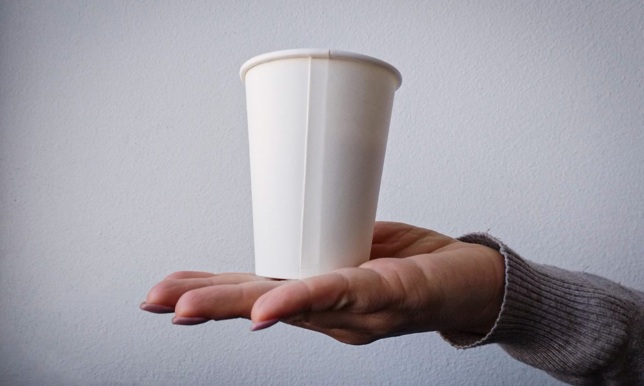 EKOLOŠKI STAV ILI... Ženi napisali drakonsku kaznu jer je prosula ostatak kafe u ulični slivnik