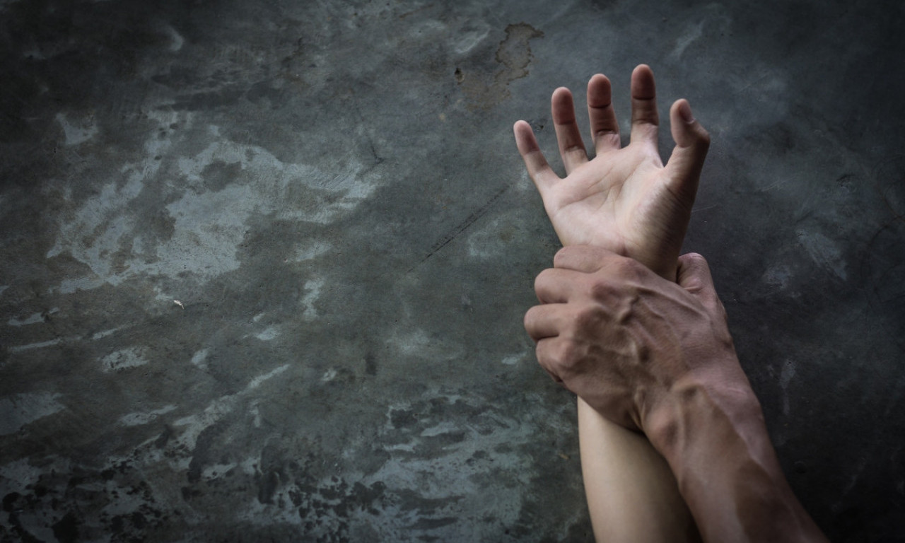 Opet porodično nasilje: PRETIO supruzi, pa NASRNUO na nju PRED DECOM