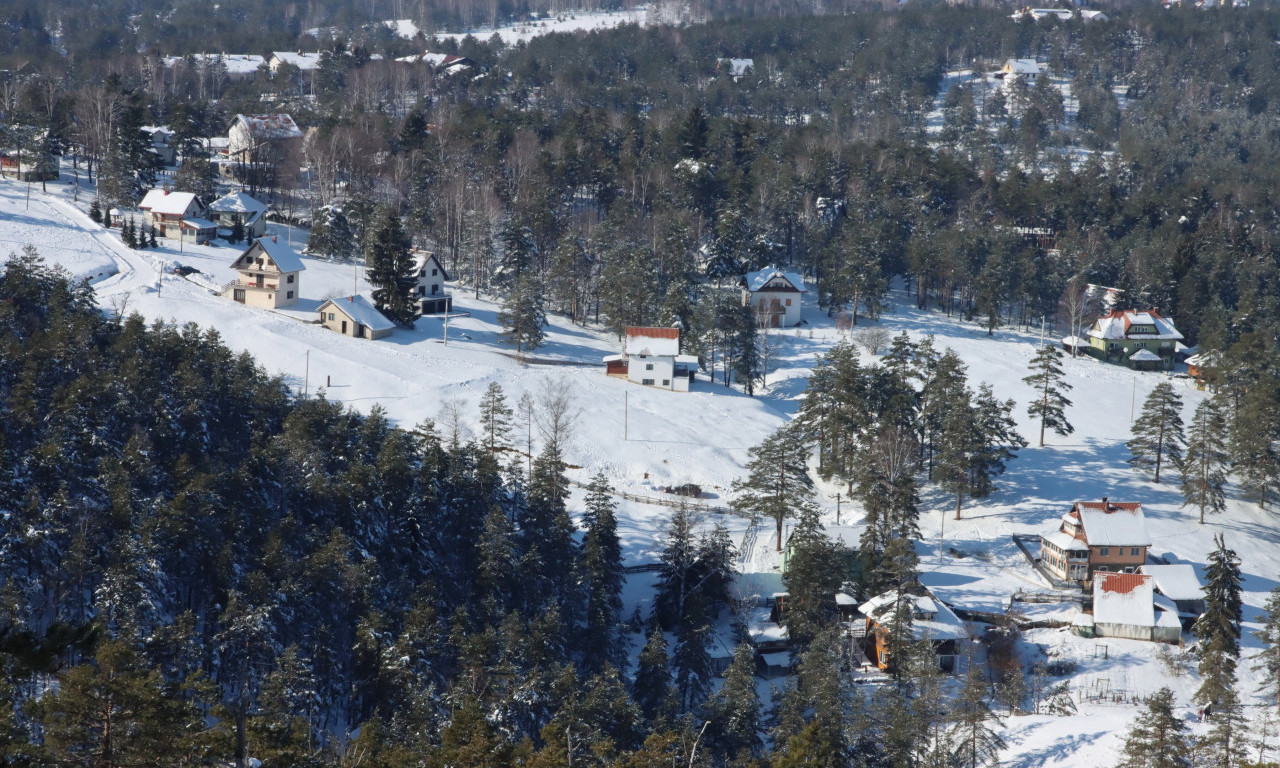 ŠOK SNIMAK SA DIVČIBARA Vozači izlaze iz automobila zbog snega, ovaj deo zemlje okovan ledom (VIDEO)
