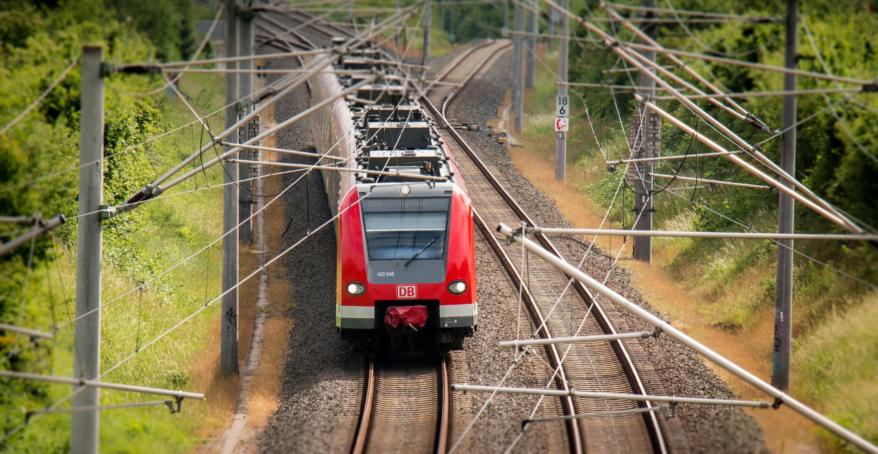 DEVOJČICU (10) UDARIO VOZ! Mašinovođa nije uspeo da zakoči na vreme, očevici užasnuto gledali
