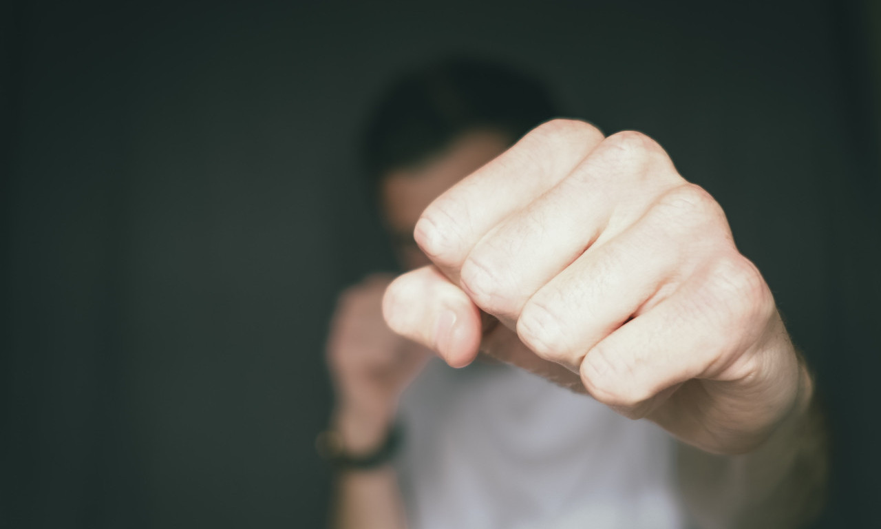 KRVNIČKI GA UGRIZAO! Tinejdžeri NAPALI DEVOJKU u Apatinu, pa BRUTALNO PRETUKLI ČOVEKA koji ju je branio