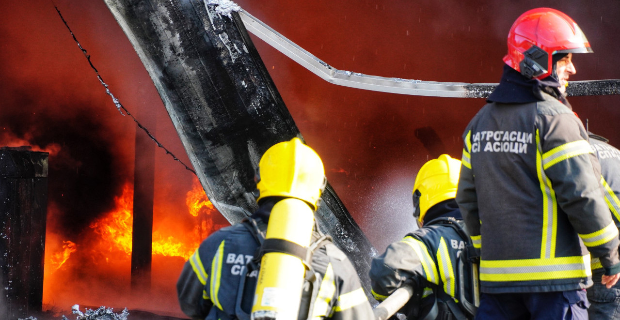 STRAVIČAN POŽAR U SELENČI Vatrogasci se jedva izborili sa vatrenom stihijom , poznato šta je izgorelo (FOTO)