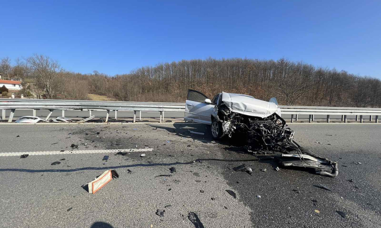 Saobraćajna nezgoda na autoputu Miloš Veliki: Jedno vozilo POTPUNO SLUPANO, posle sudara udarilo u bankinu
