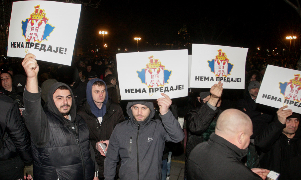 Pretnje Vučiću na PROTESTU desničarskih organizacija: Maskirani demonstranti SRUŠILI OGRADU i došli do Predsedništva