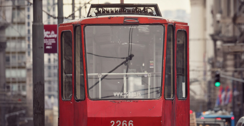 Trogodišnje dete ispalo iz TRAMVAJA, prevezeno na Institut za majku i dete