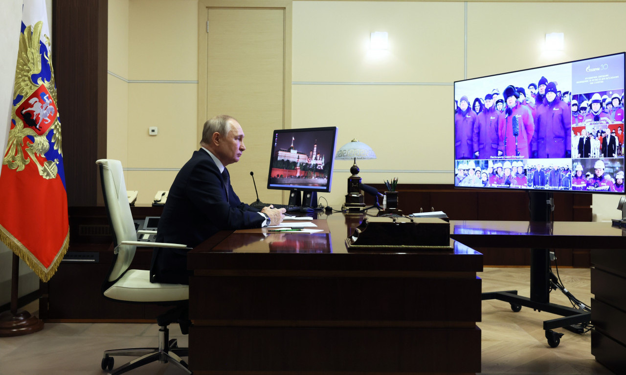 ŠTA SE DEŠAVA S PUTINOVIM NOGAMA? Mrežama se širi NEVEROVATAN SNIMAK nastao tokom sastanka s Lukašenkom