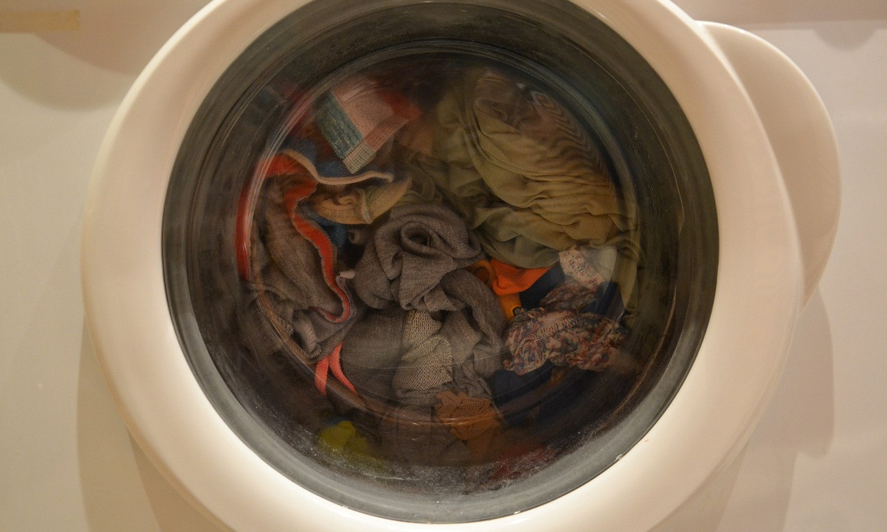 Mašina ZA PRANJE VEŠA služi za - pranje veša, A NE SVEGA što vam padne na pamet