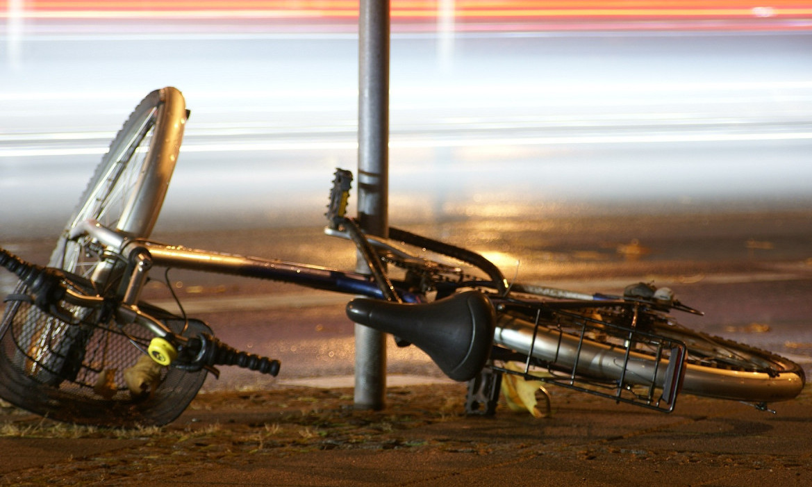 TINEJDŽER KOLIMA POKOSIO BICIKLISTU U OBRENOVCU: Zadobio jezive povrede, bore mu se za život