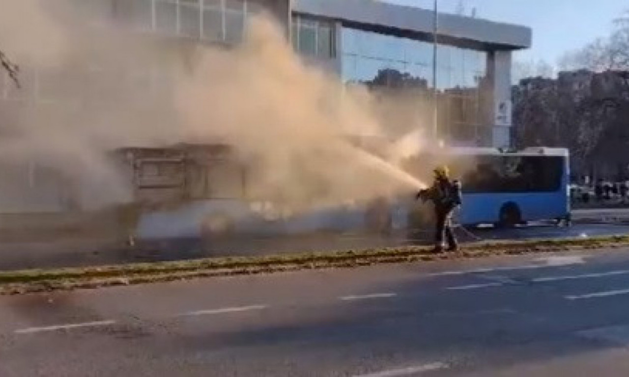 IZGOREO gradski autobus u Novom Sadu: Plamen ZAHVATIO i obližnju TRAFIKU