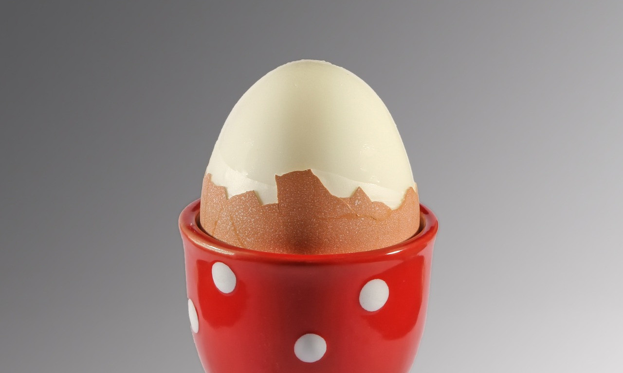 Kako SAZNAJEMO s TikToka – ovako se NAJLAKŠE LJUŠTE kuvana jaja