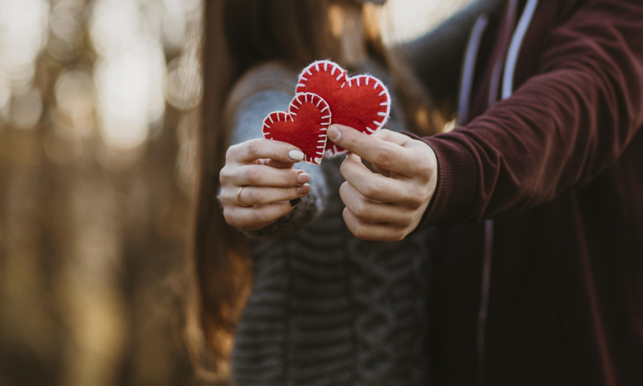 Kada vam MUŠKARAC ŠALJE ove PORUKE - znači da je ZALJUBLJEN DO UŠIJU
