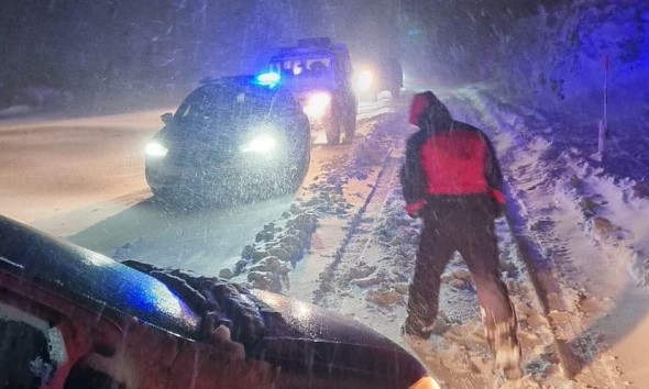 Snežna oluja ODSEKLA DALMACIJU, Gorska služba IZVLAČI ZAROBLJENE U SMETOVIMA, otvoreni prihvatni centri