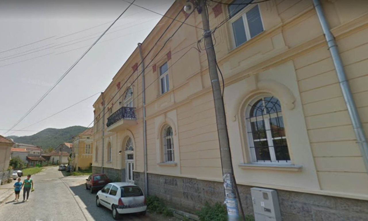 OTAC se ODREKAO dvoje maloletne DECE: Celo VLASOTINCE oblepio PLAKATIMA