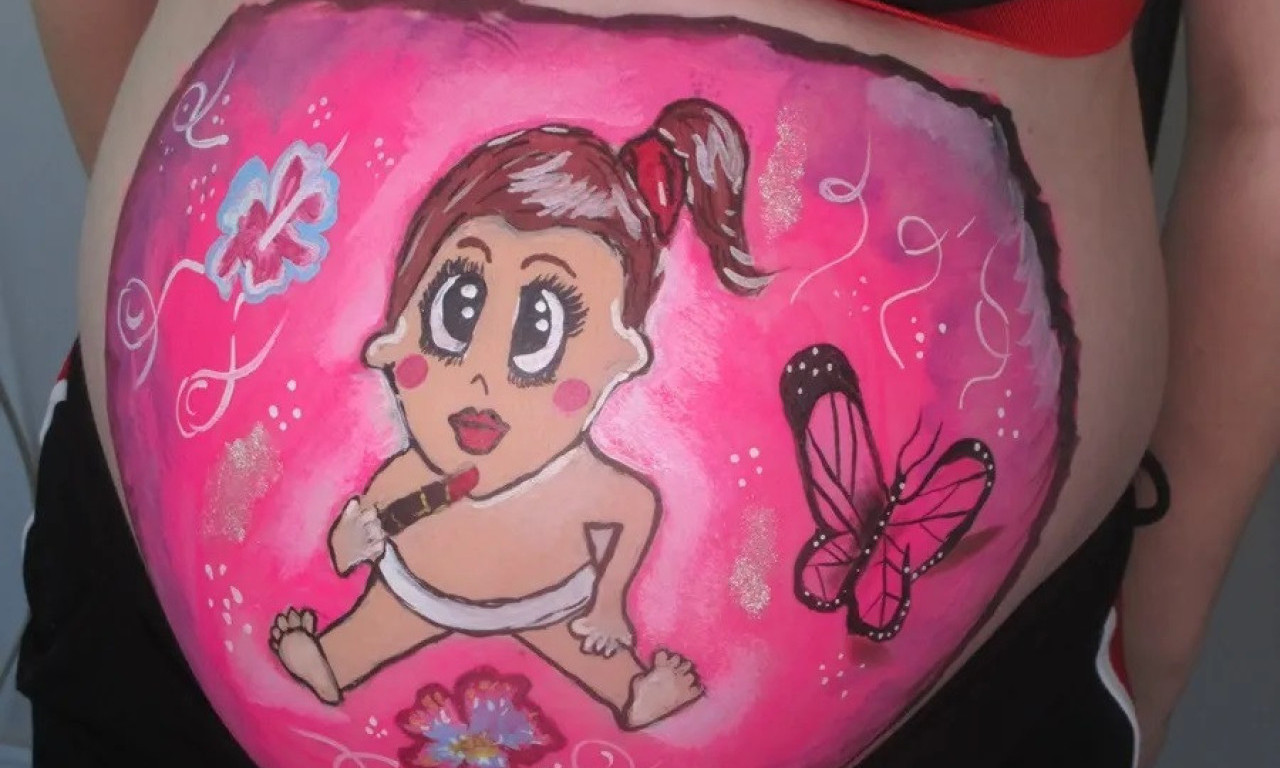 Neobična uspomena iz TRUDNIČKIH dana: Dok Nataša oslikava motive na maminom STOMAKU, beba se pomera