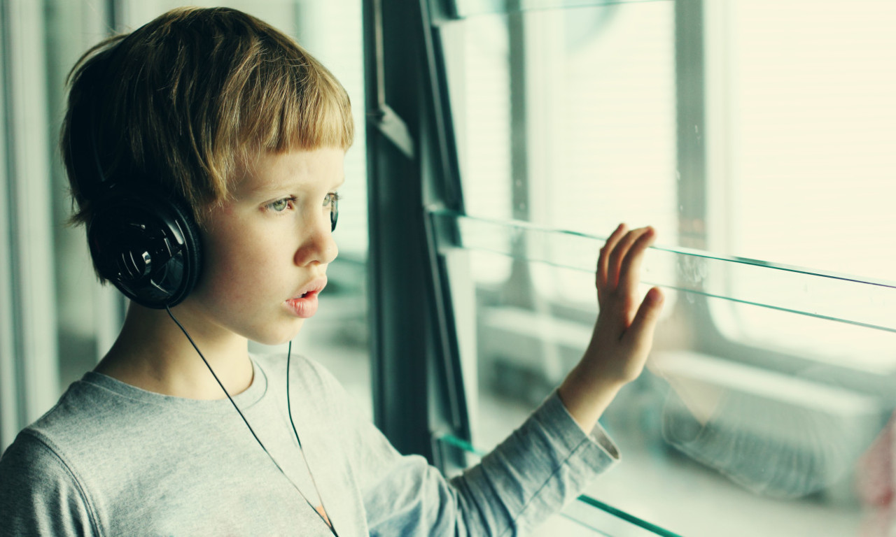 Novo ISTRAŽIVANJE pokazalo: SLUŠALICE trajno OŠTEĆUJU SLUH kod DECE, roditelji uradite ovo