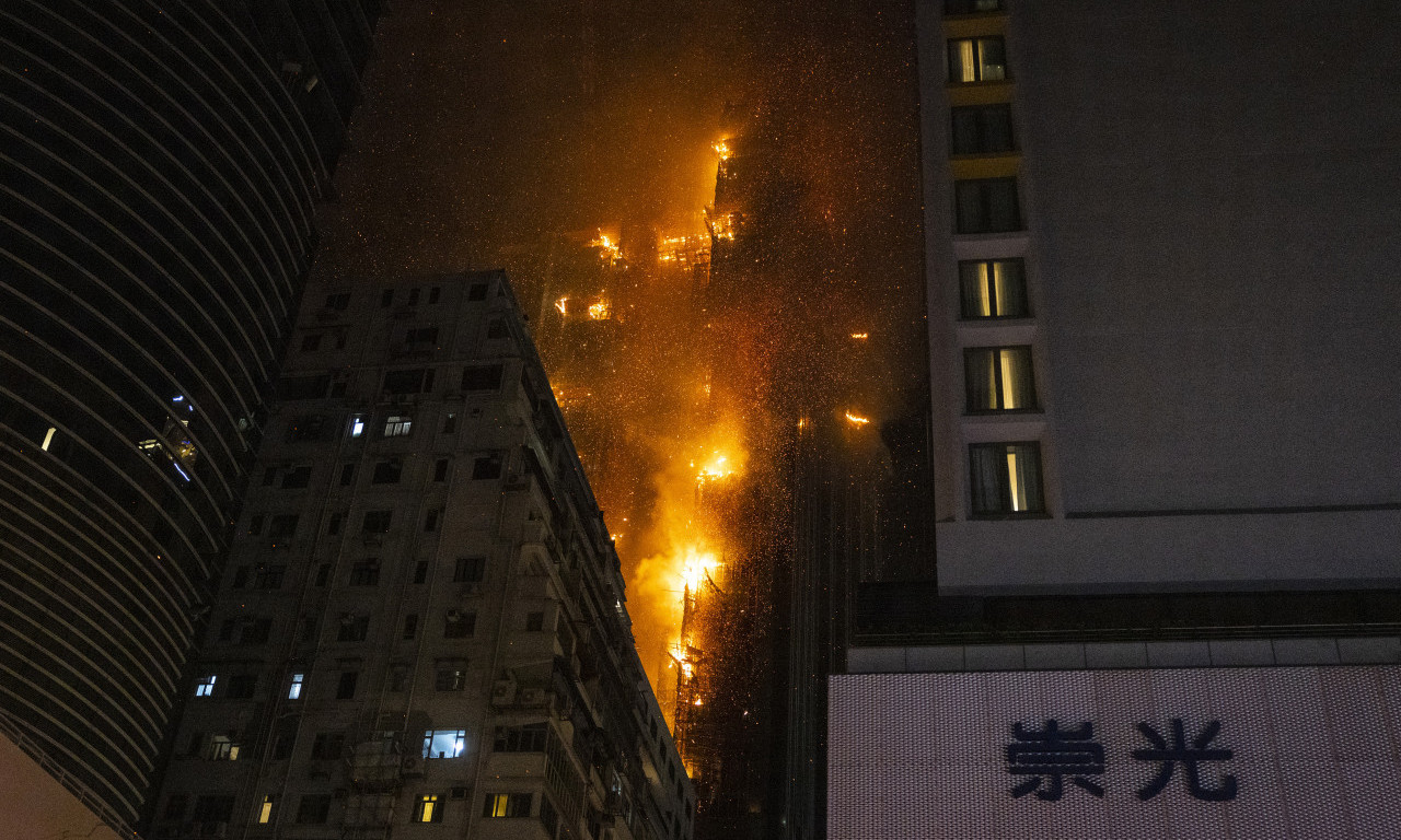 POŽAR besneo u HONG KONGU: Zapaljen soliter, VATRA se proširila na ČETIRI susedne zgrade