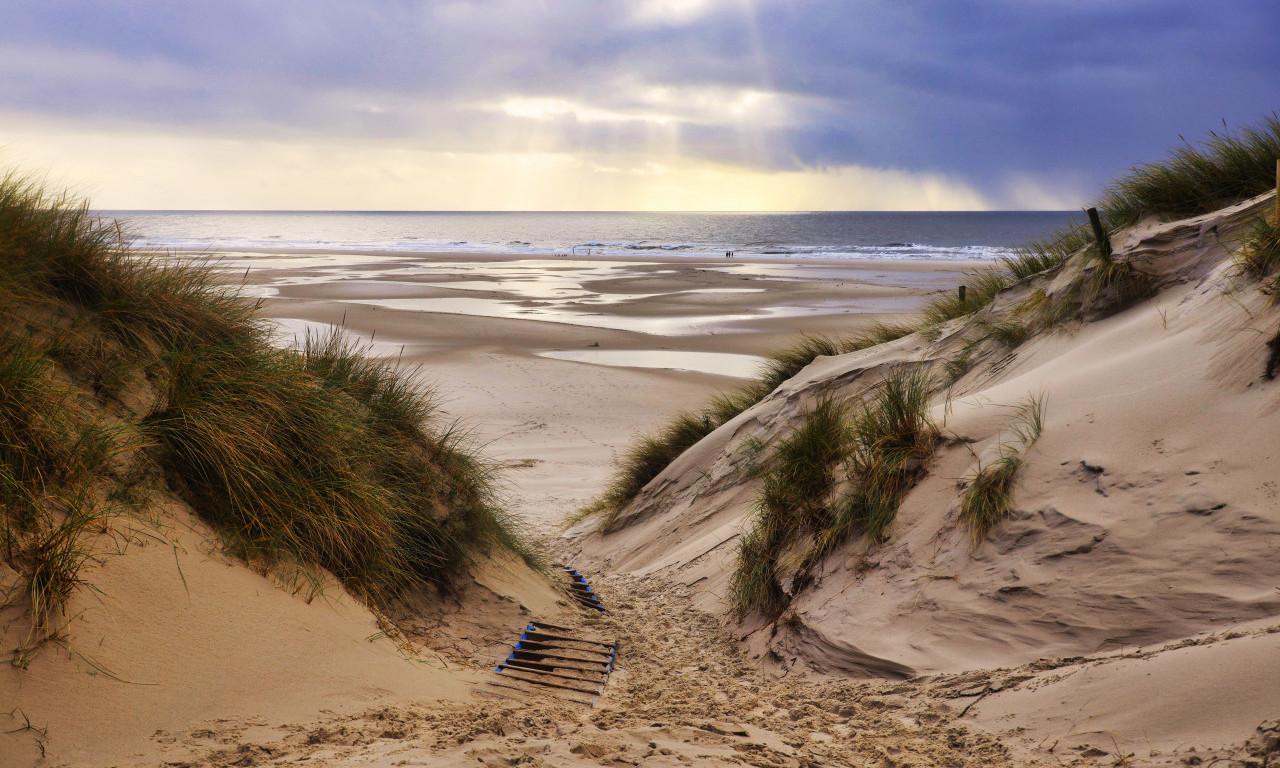Zašto fensi face KOPAJU PO PESKU na plažama Normandije? Na obali Lamanša procvetao NARKO TURIZAM