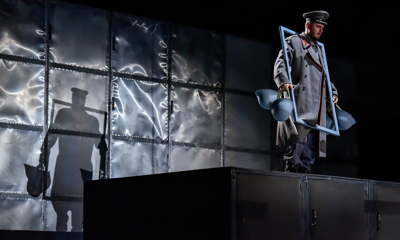 PREDSTAVA "Što na podu spavaš" U REŽIJI Kokana Mladenovića GOSTUJE 6. i 7. marta u Narodnom pozorištu u Beogradu