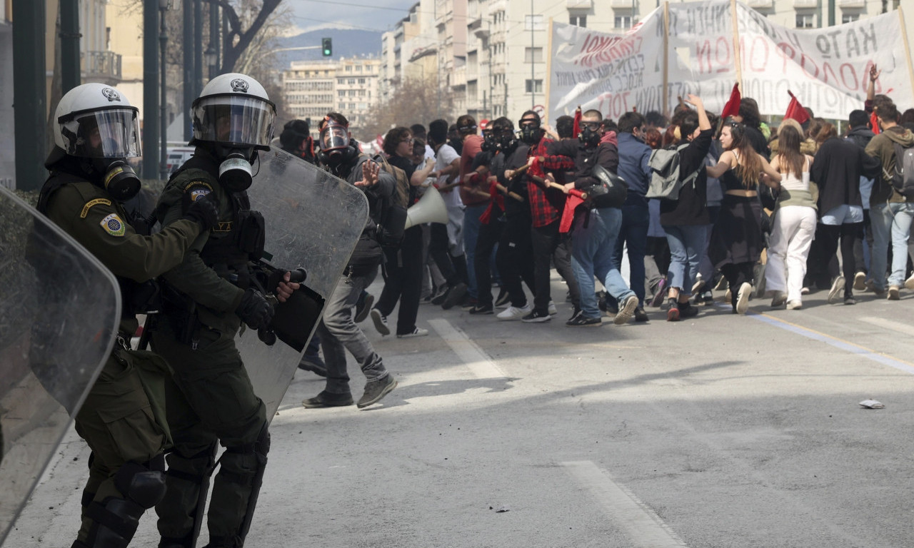 NEREDI i SUKOBI u Atini zbog ŽELEZNIČKE NESREĆE: U PROTESTIMA učestvovalo 10.000 ljudi