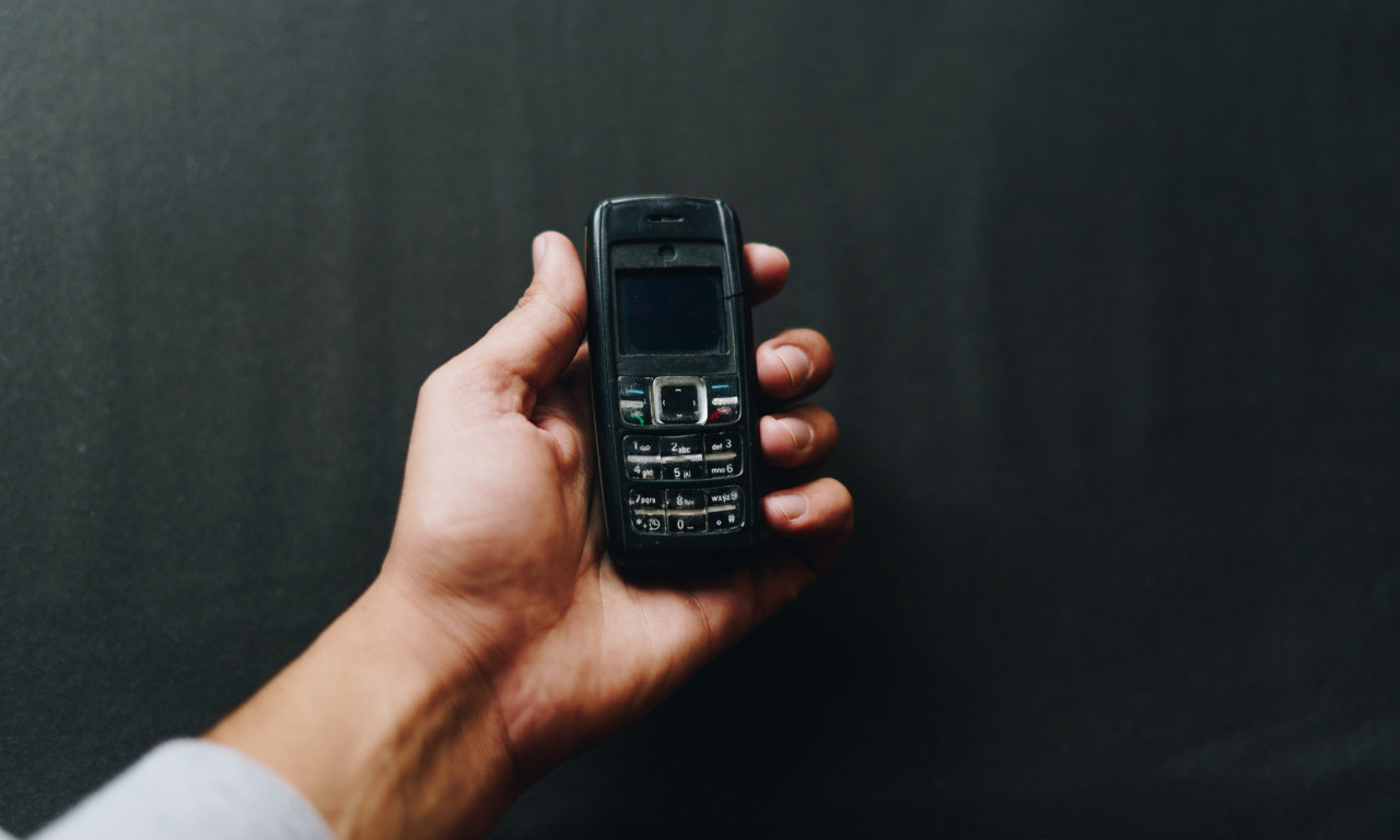 PREKOPAJTE FIOKE, MOŽDA IMATE VREDNU STVAR U KUĆI Ovi stari mobilni telefoni vrede više od nečijeg automobila!