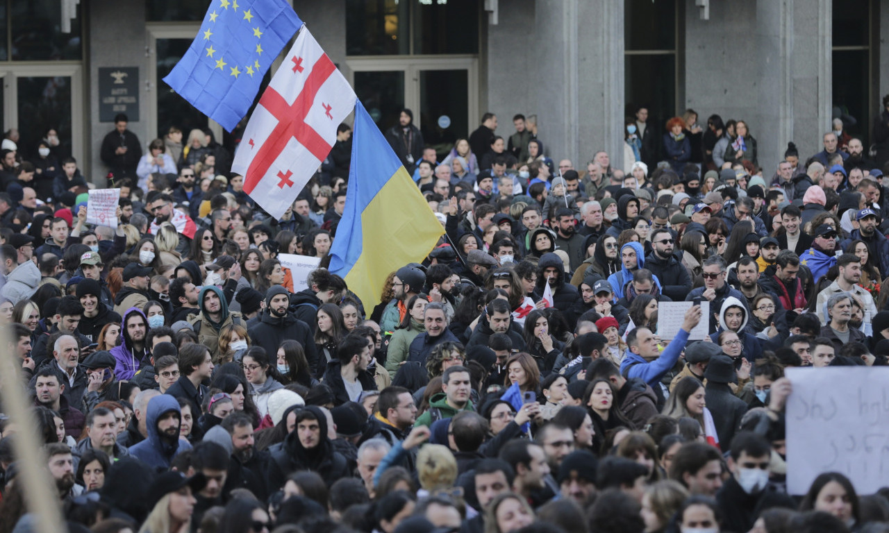 PROTESTI u Gruziji: Demonstranti se SUKOBILI sa policijom, ima POVREĐENIH, UHAPŠENO 77 ljudi