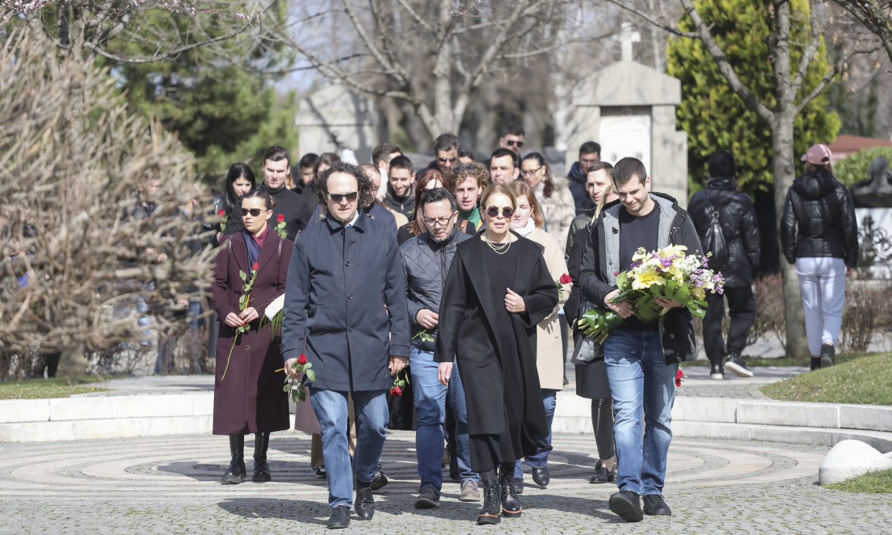Porodica Zorana Đinđića položila venac na grob