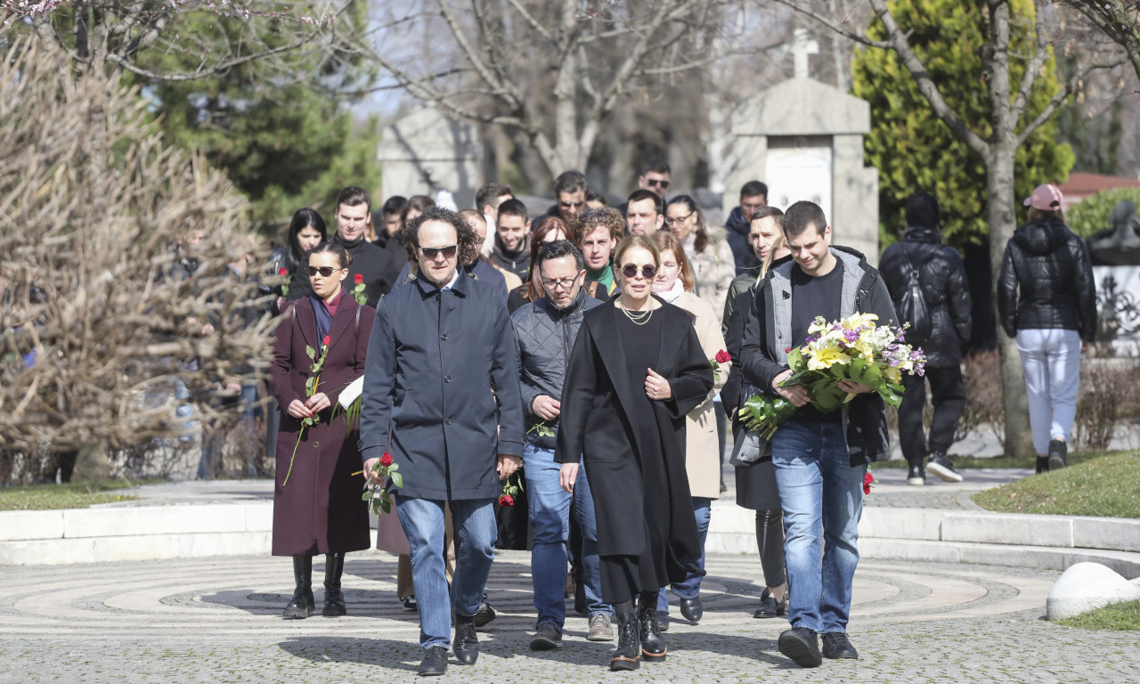 Porodica Zorana Đinđića položila venac na grob