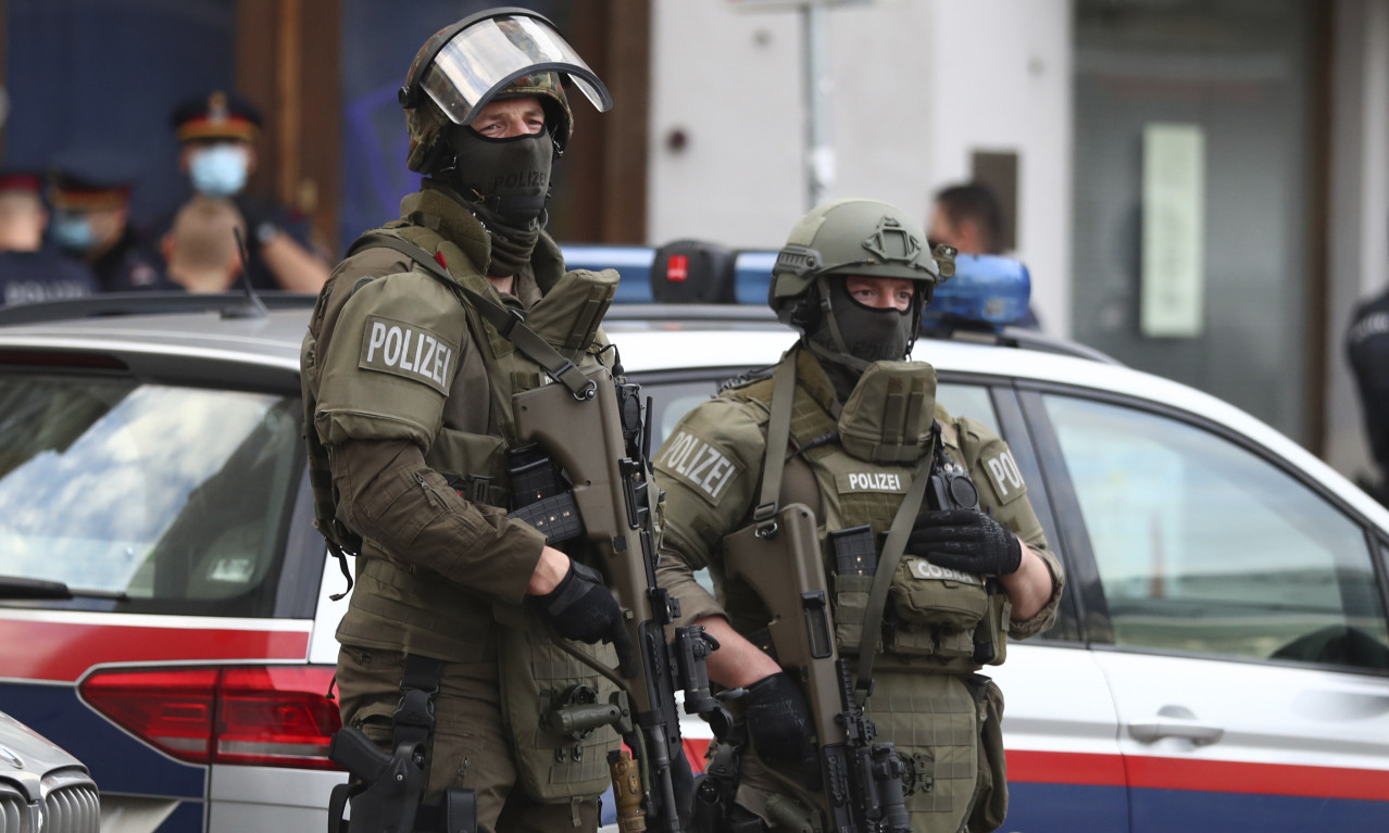 DEVOJČICA (14) UBILA ŽENU NA GROBLJU! Besomučno je ubadala nožem do smrti, prolaznik zatekao jeziv prizor