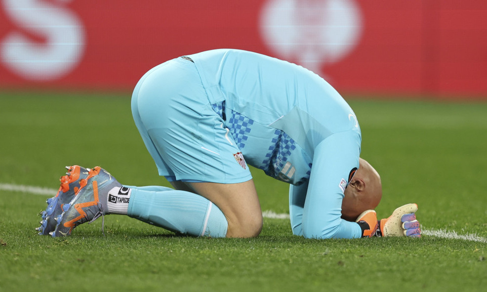 DMITROVIĆ opet meta HULIGANA: Turski navijači RAZBILI GLAVU srpskom golmanu