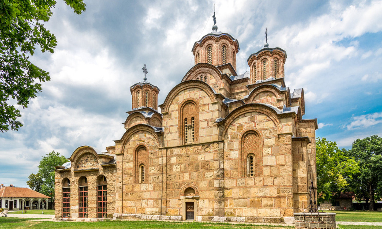 PARASTOS i BELE RUŽE, da se NE ZABORAVI: U Gračanici obeleženo 19 godina od MARTOVSKOG POGROMA
