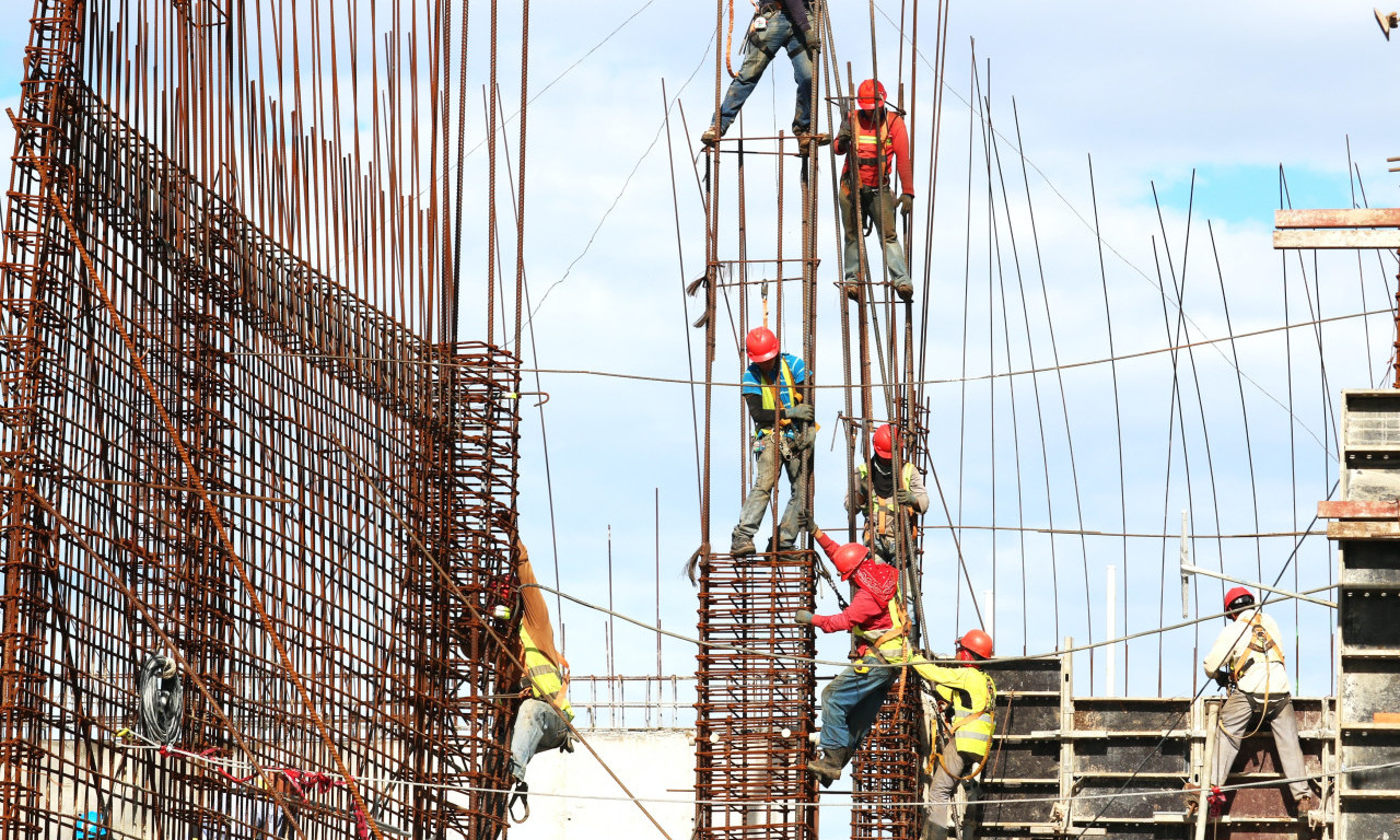 RAJ ZA SRPSKE RADNIKE UKIDA "MINI POSLOVE": Na udaru milioni zaposlenih - posebno ugrožena jedna grupa!
