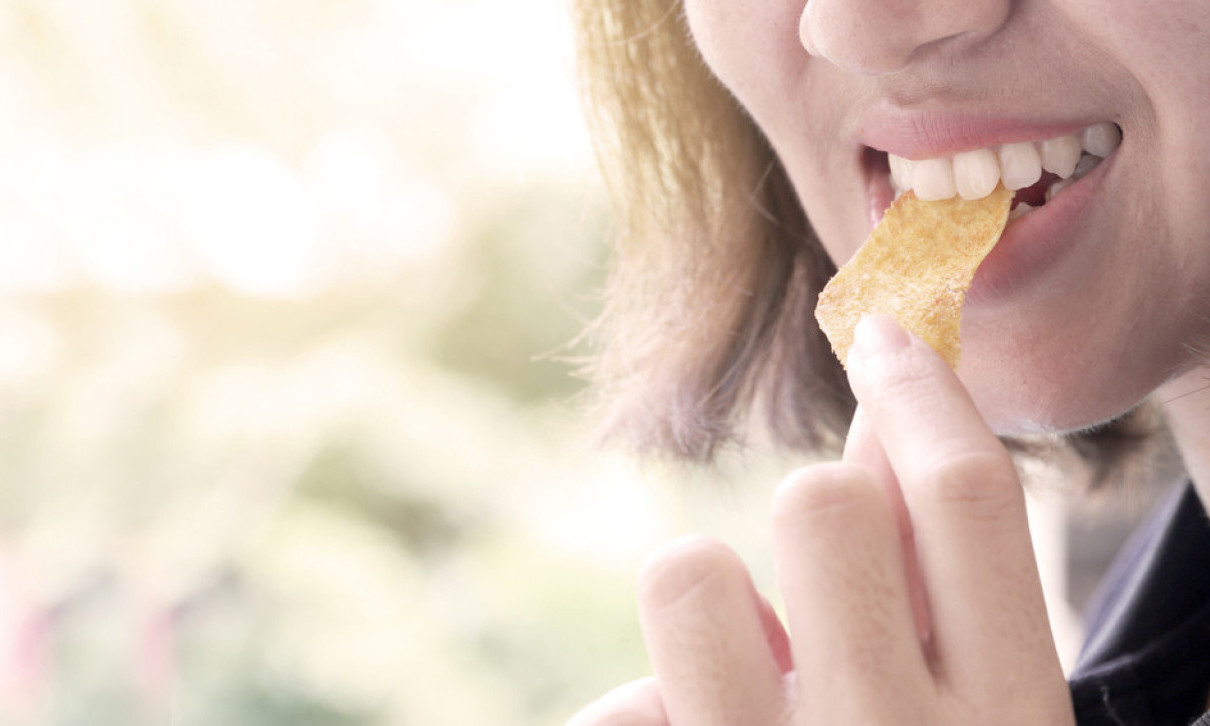 Da li i vi VOLITE KAD HRSKA? Pitali smo KUVARE, naučnike i PSIHOLOGE - zašto je HRSKAVO tako NEODOLJIVO