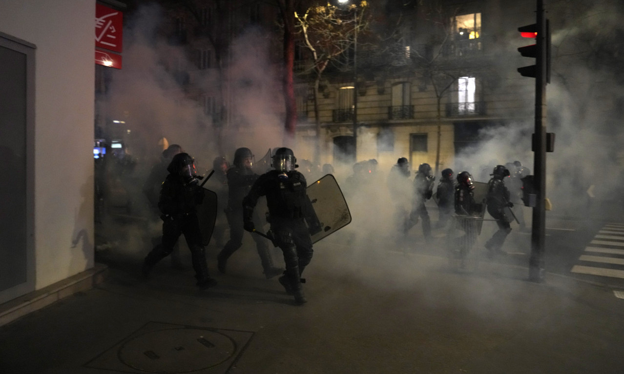 VATRE gore, SMEĆE razbacano, policija baca SUZAVCE: Francuzi u "ratu" sa POLICIJOM i Makronom