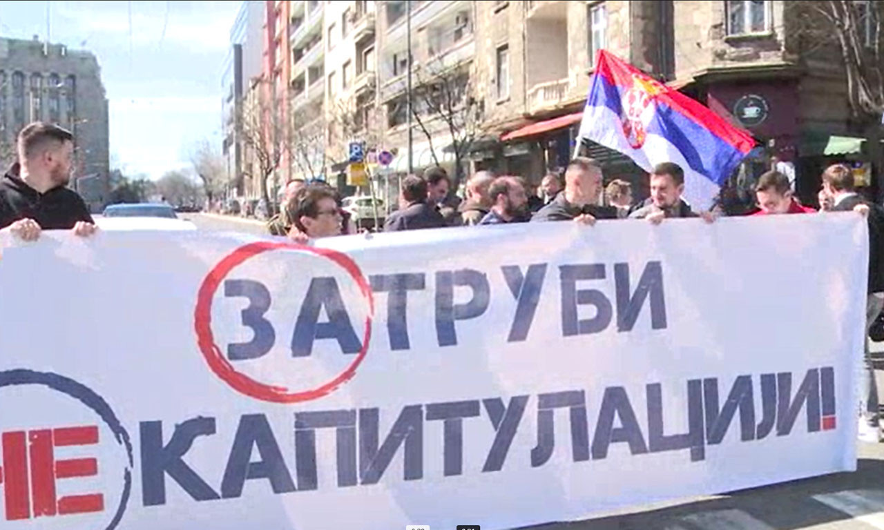 Protest zbog PLANA za KiM: Deo opozicije ispred zgrade RTS