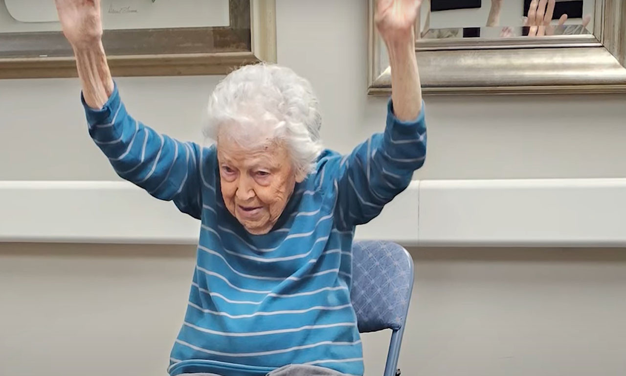 PREKINUĆU kad ostarim: BAKA od 102 godine postala FITNES trener