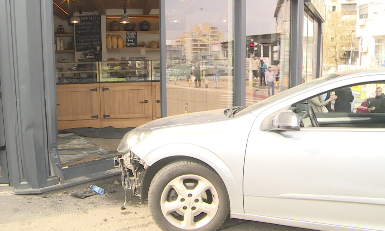 Pogledajte posledice UDESA U ŽARKOVU:  Kolima izleteo s puta i NALETEO NA PEŠAKE, povređene ČETIRI OSOBE