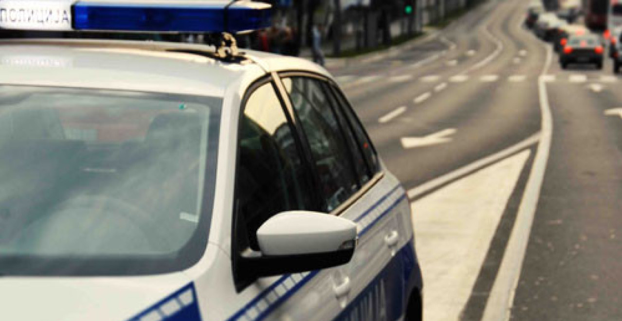 MERCEDESOM UDARIO POLICAJCA, bacio ga na haubu i NASTAVIO DA VOZI