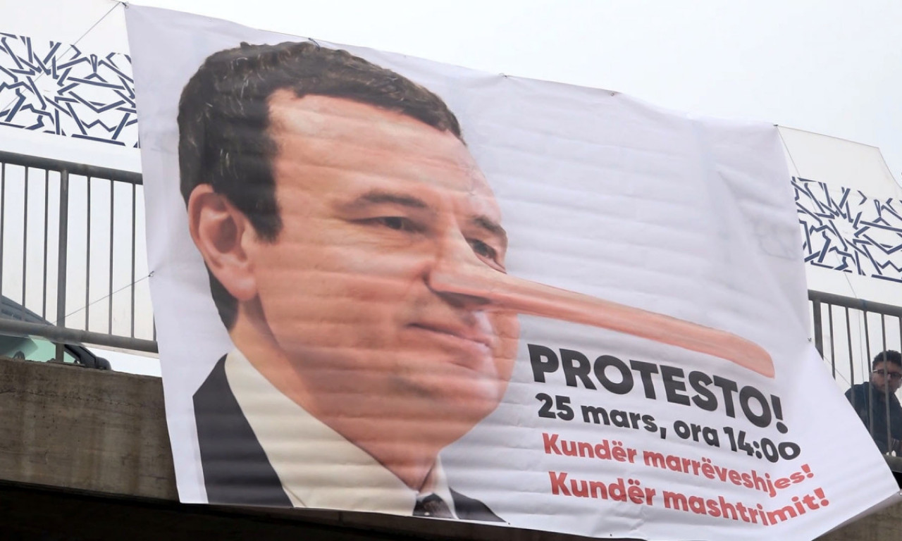 KURTI PINOKIO: Transparenti širom Prištine pred protest
