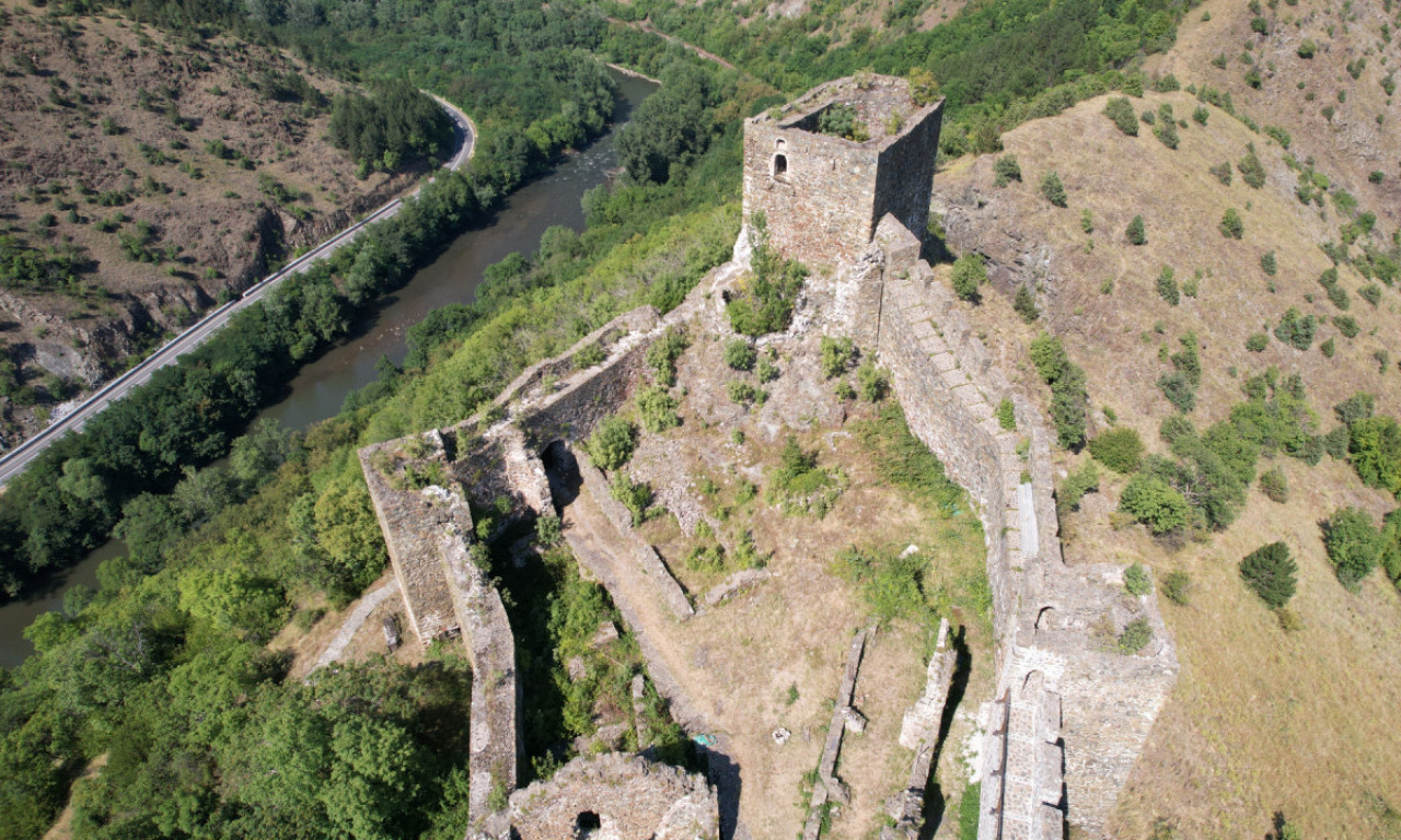 ŽELITE da posetite srpski zamak iz BAJKE sa 8 kula? Srednjovekovna tvrđava MAGLIČ sada vam otkriva svoje MISTERIJE