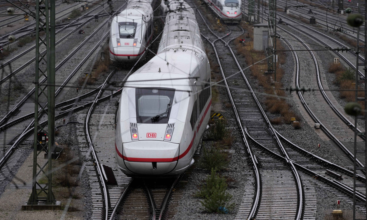 ČOVEK PREŽIVEO UDAR VOZA! Sapleo se, pao na šine, pa se dogodilo čudo