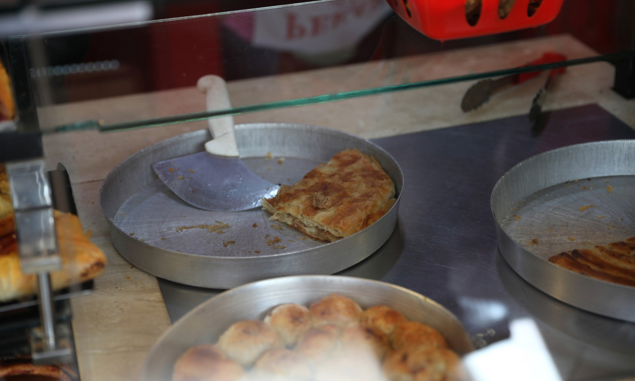 SRAMNA SCENA USNIMLJENA U VOŽDOVCU Muškarac ušetao u pekaru, a ono što je uradio je zgrozilo sve (VIDEO)